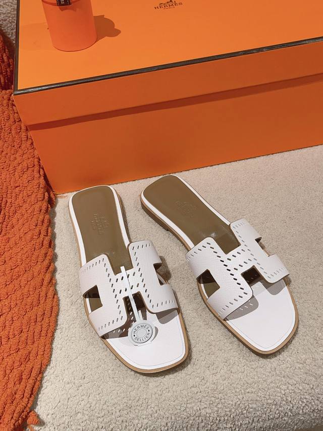 Hermes 爱马仕H拖鞋Oran凉鞋系列 时尚又百搭 超级舒服 每个细节都做到极致 原版Swift小牛皮 原版1:1独家私模鞋面 原版真皮沿条大底 包装: 每