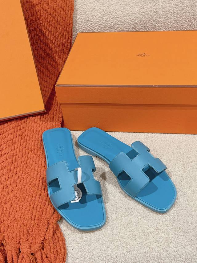 Hermes 爱马仕H拖鞋Oran凉鞋系列 时尚又百搭 超级舒服 每个细节都做到极致 原版麂皮 原版1:1独家私模鞋面 原版真皮沿条大底 包装: 每对鞋均配有两