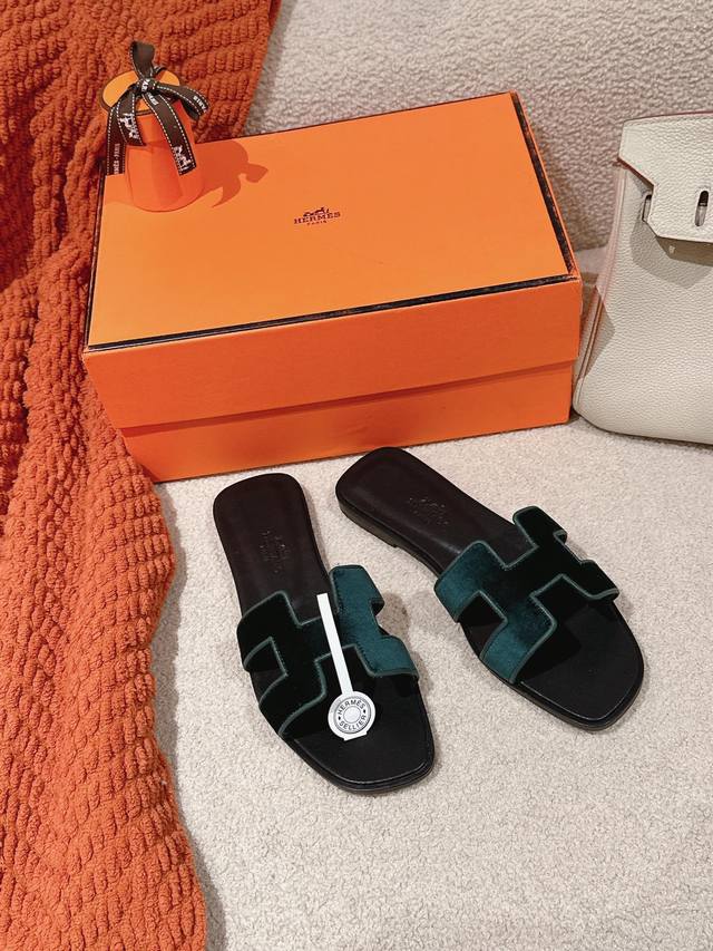 Hermes 爱马仕H拖鞋Oran凉鞋系列 时尚又百搭 超级舒服 每个细节都做到极致 原版丝绒面料 原版1:1独家私模鞋面 原版真皮沿条大底 包装: 每对鞋均配