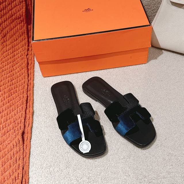 Hermes 爱马仕H拖鞋Oran凉鞋系列 时尚又百搭 超级舒服 每个细节都做到极致 原版丝绒面料 原版1:1独家私模鞋面 原版真皮沿条大底 包装: 每对鞋均配