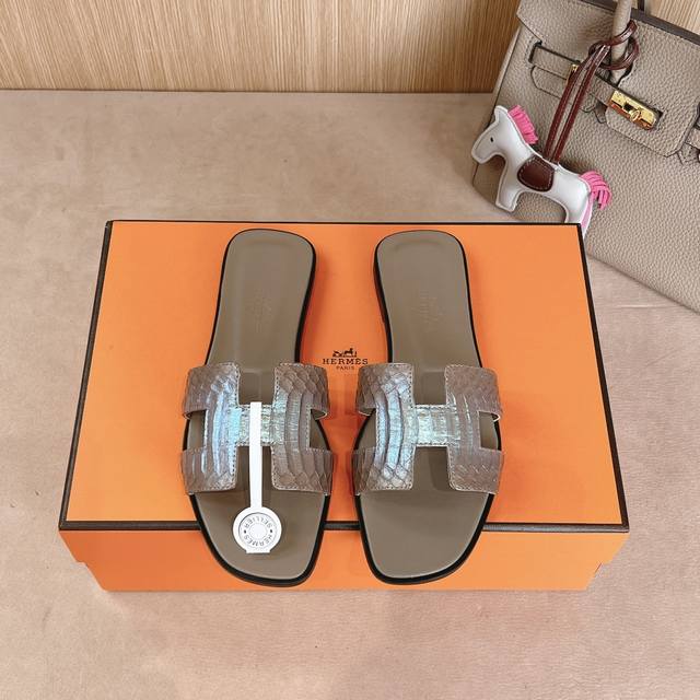 新配色 』蛇皮出厂价P Hermes 爱马仕H拖鞋Oran凉鞋系列 时尚又百搭 超级舒服 每个细节都做到极致 原版丝绒面料 原版1:1独家私模鞋面 原版真皮沿条