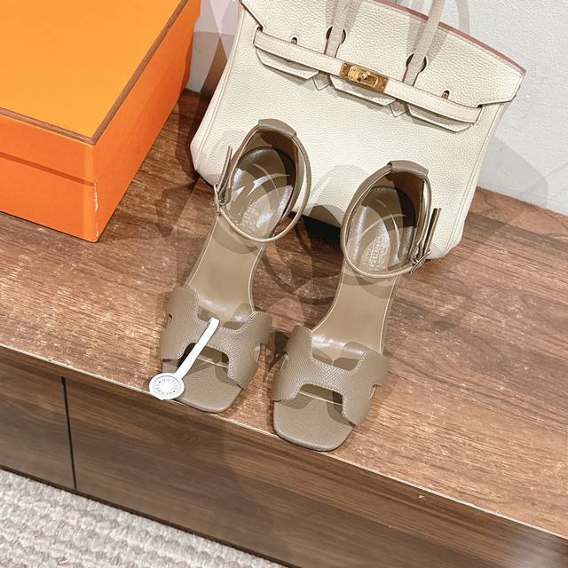 10.5Cm组图 出厂价P Hermes 爱马仕 Joy 105高跟凉鞋 时尚又百搭 搭配H鞋头 超级舒服 每个细节都做到极致 搭配同色调标志性纯鞋扣 设计简约
