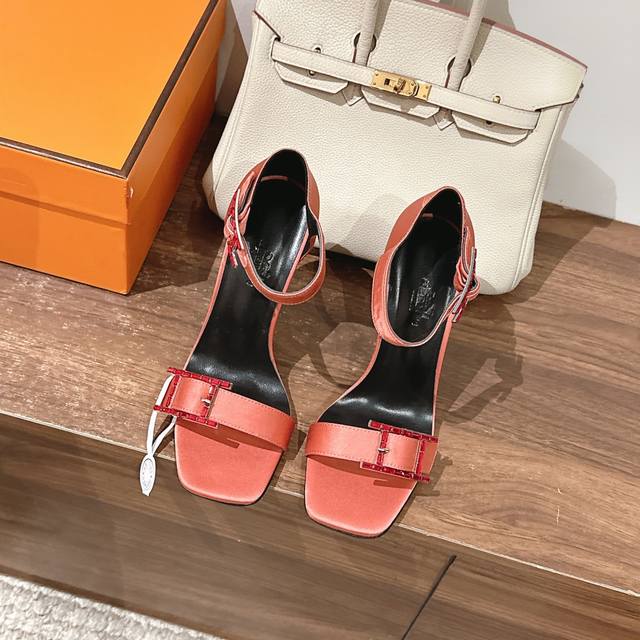 10.5Cm 组图 新配色出厂价P Hermes 爱马仕 Judy 105高跟凉鞋 时尚又百搭 搭配Hapi鞋扣 超级舒服 每个细节都做到极致 搭配同色调标志性