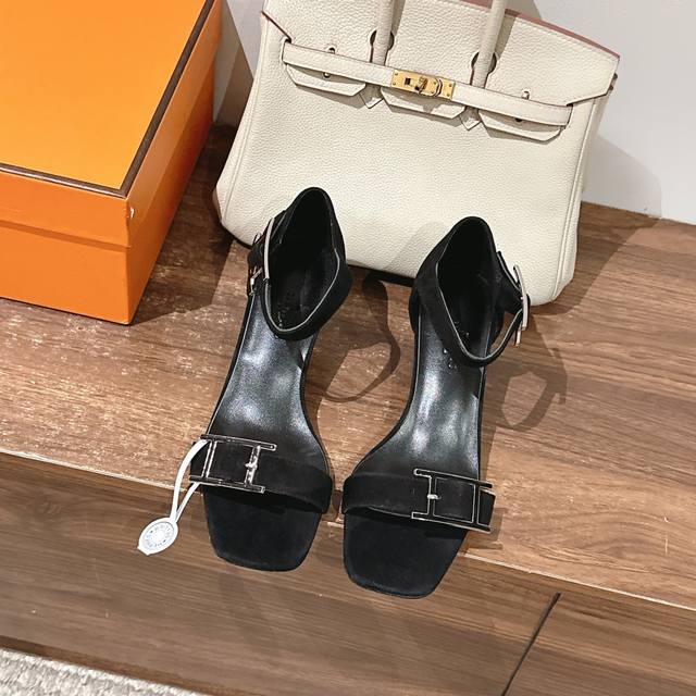4.5Cm 组图 新配色出厂价P Hermes 爱马仕 Judy 40高跟凉鞋 时尚又百搭 搭配Hapi鞋扣 超级舒服 每个细节都做到极致 搭配同色调标志性纯鞋