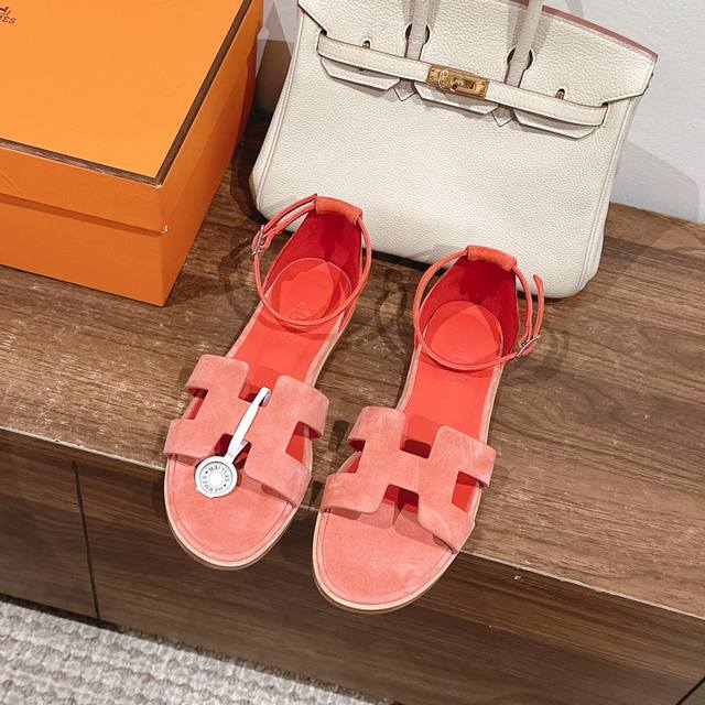 麂皮拼色出厂价P Hermes 经典Santorini 凉鞋 新设计灵感还是遵循传统经典 H 鞋面，搭配精致踝带、可调节系带，适合日常穿着、打造时尚悠闲风格 高