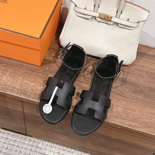 Hermes 经典Santorini 凉鞋 新设计灵感还是遵循传统经典 H 鞋面，搭配精致踝带、可调节系带，适合日常穿着、打造时尚悠闲风格 业内独家专柜一样的珐