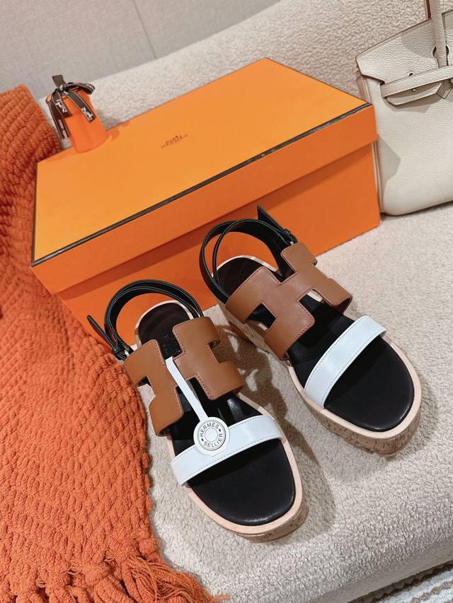 Hermes 爱马仕 Havane 30 凉鞋系列 时尚又百搭 超级舒服 每个细节都做到极致 原版Swift小牛皮 麂皮 原版1:1独家私模鞋面 原版私模真皮沿