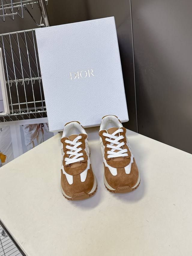 Dior 迪奥最新走秀款休闲阿甘鞋 运动鞋 超多明星网红种草 太古汇Rmb10830购入开发 完美复刻 ‘以绒面牛皮革和网眼织物制作，轻盈透气。侧边的Cd字母非