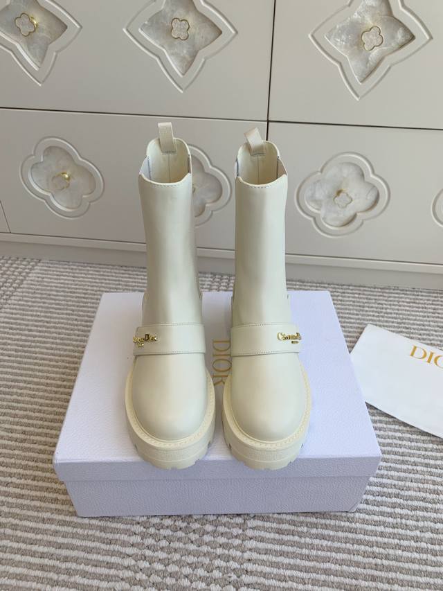 代购级Dior 迪奥D-Quest新品中筒切尔西 机车风短靴 这款 D-Quest 及踝靴是二零二五早春成衣系列新品，全新演绎经典机车风格靴子，彰显 Dior