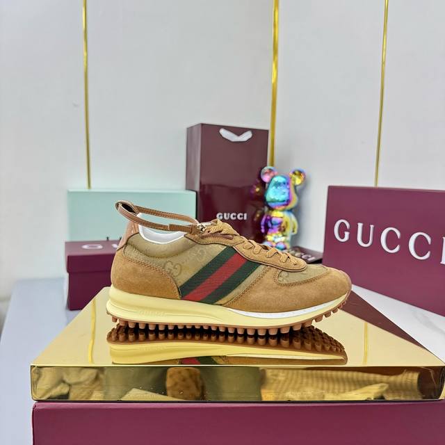 女35-90 当经典工艺邂逅慵懒时髦，这双Gucci女士休闲鞋便是你衣橱的焕新答案！采用柔软小牛皮与透气织物打造鞋身，每一步都如云朵般轻盈贴合，意大利匠心剪裁释