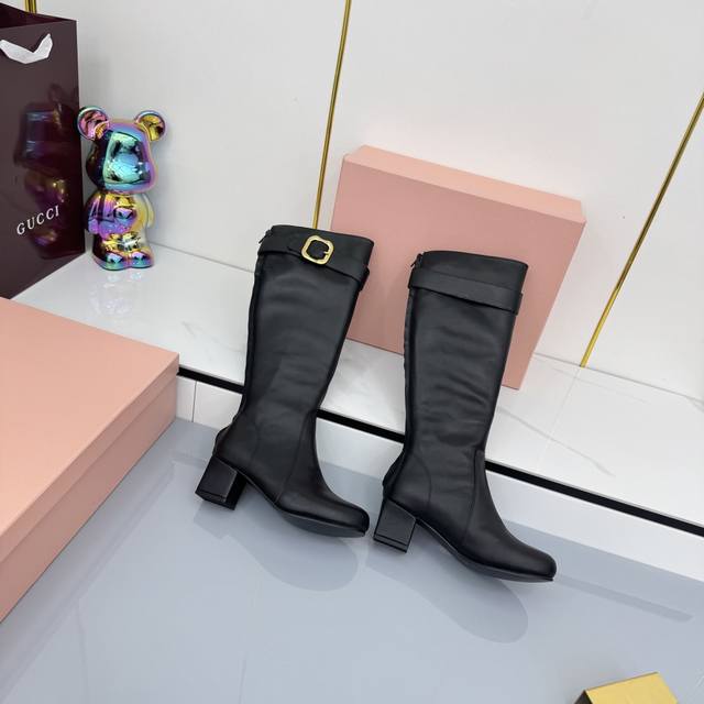 Miumiu2025秋款短靴！ 后拉链粗跟时髦走秀款！！时尚百搭显瘦！面料头屋牛皮、内里垫角羊。跟高5厘米橡胶大！标准码数35 40 41订做