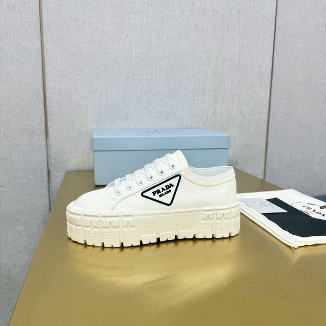 出厂价Pp Prada 普拉达 Logo 印花厚底帆布休闲鞋！ 印花鞋 ，设计流露出复古风情，展现Doublewhell 运动风的设计风格 纹理质感的厚底搭配经