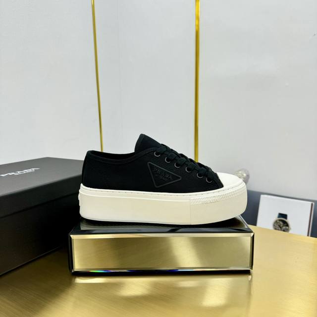 Prada 24 普拉达春夏最新三角标 休闲 运动鞋 原版购入开发 做货 这款休闲鞋时尚简洁，展现出极简风格和运动个性的充分融合。 搭配经典的棉质鞋带和轻便的橡