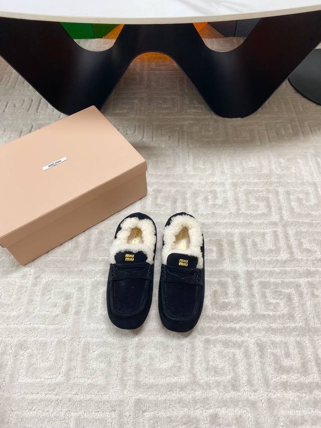 出厂 Miumiu 缪缪2025Ss秋冬走秀款一脚蹬驾车鞋加毛乐福鞋毛毛鞋 这款永不过时的反绒皮驾车鞋饰有Miu徽标，彰显别具一格的经典格调。 上脚非常舒服超级