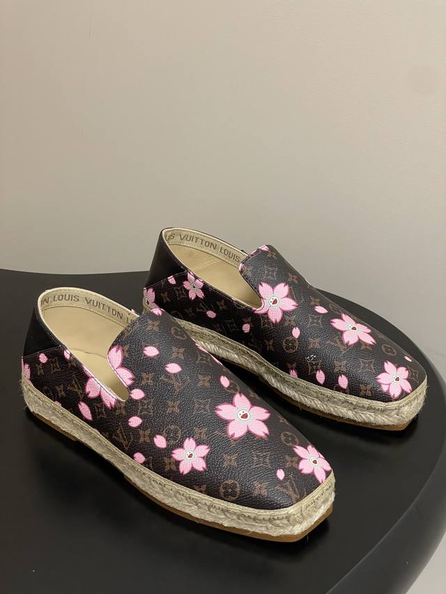 2025早秋新款Louis Vuitton 路易威登 Lv老花草编鞋刺绣渔夫鞋 一脚蹬乐福鞋可踩跟单鞋 整体风格融合了路易威登的奢华经典元素与休闲舒适的便鞋款式
