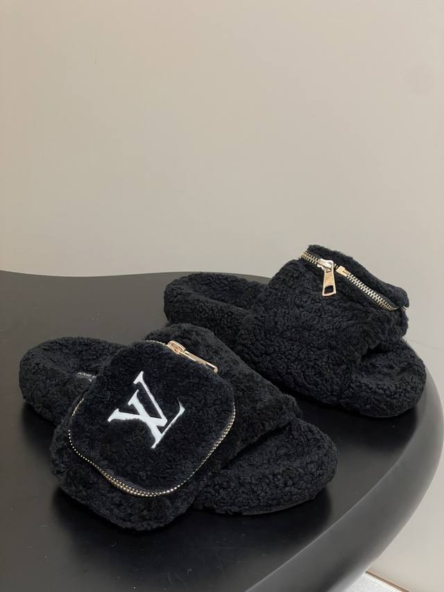 2025秋冬新款Louis Vuitton 路易威登 Lv钱包羊毛拖鞋魔术贴懒人毛毛厚底拖鞋 当Lv的经典基因撞上秋冬的柔软暖意，这双毛拖注定要成为时髦精的秋冬