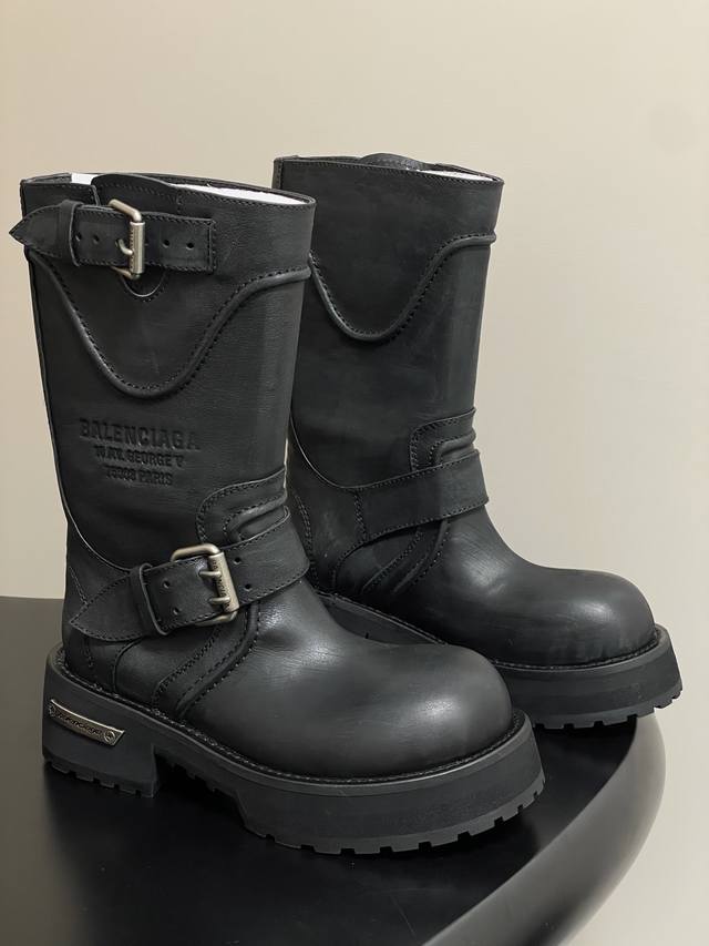 25秋冬新款Balenciga巴黎世家 25Fw毒液Venom中筒靴 机车朋克风马丁短靴 搭扣大厚底长靴 暗黑机能风！出门炸街气场爆表 液靴的设计极具辨识度，利