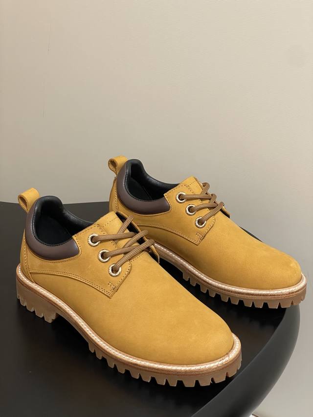 男码10-顶级品质 25Ss秋冬新款 Celine 赛琳 情侣款马丁大黄靴系列经典马丁靴厚底系带乐福鞋 经典再现 缠绕鞋带勾勒随性，复古孔眼点缀细节，耐磨橡胶底