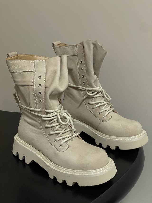 Jw Anderson 25S早秋新款 松糕厚底马丁靴短靴系带户外登山靴 简约大气 慵懒法欧风 飒爆了。灵魂设计创造出经典.设计超优秀，干净利落又不失时尚感！