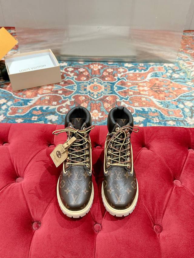女330 男 Lv X Timberland 添柏岚 联名款 老花 大黄靴 及踝靴 短靴顶级版本 Lv X Timberland 及踝靴取材Monogram 压
