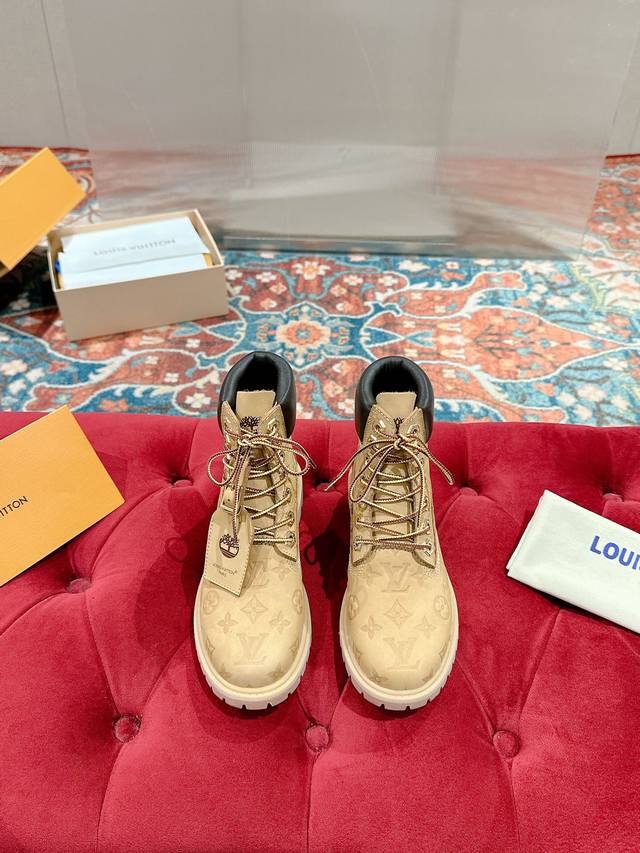 女 男 Lv X Timberland 添柏岚 联名款 老花 大黄靴 及踝靴 短靴顶级版本 Lv X Timberland 及踝靴取材Monogram 压纹防水