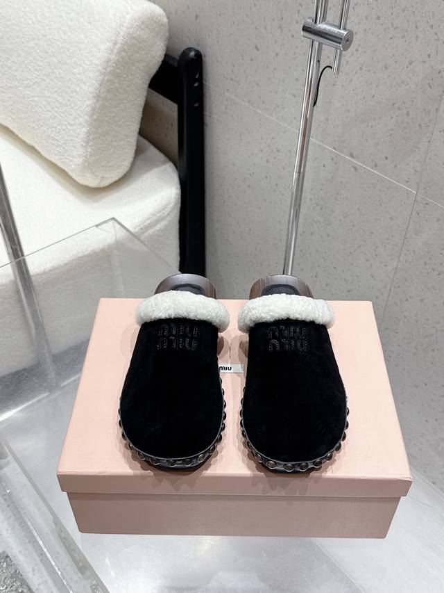 Miumiu 缪缪25Ss秋冬走秀款 实木底羊毛半拖鞋厚底鞋 鞋面采用了麂皮材质，这种材质不仅触感柔软，而且带有一种自然的质感和复古韵味，同时也能为鞋子增添一份
