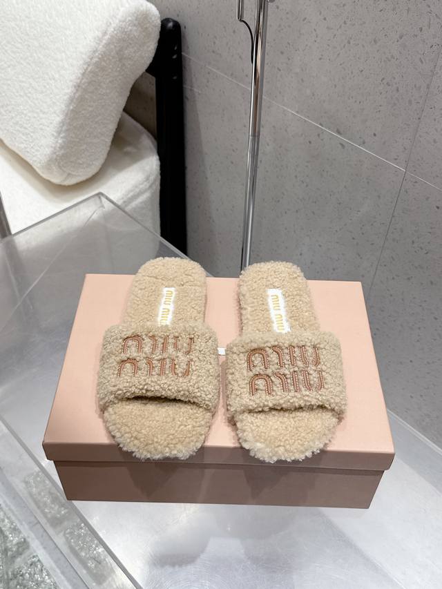 Miumiu缪缪 Miu家 秋冬新品 专柜最新爆款毛毛拖鞋系列 火爆毛毛款拖鞋 今年主推款 上脚精致小巧，百搭好看，舒适又优雅，时尚 简约高级 随意搭配 上脚非