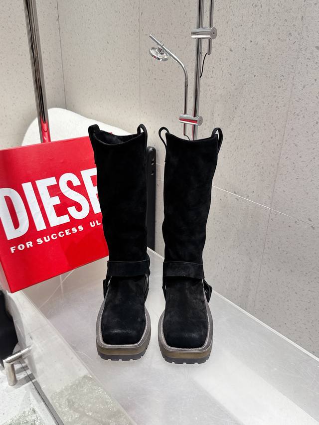 代购级 迪赛Diesel 25Ss 秋冬新款 可拆卸两穿方头长靴 超高品质原版开发、无论是楦型、线条、细节、一点一滴都与原版零差距、极简风格设计；素面时尚清爽；