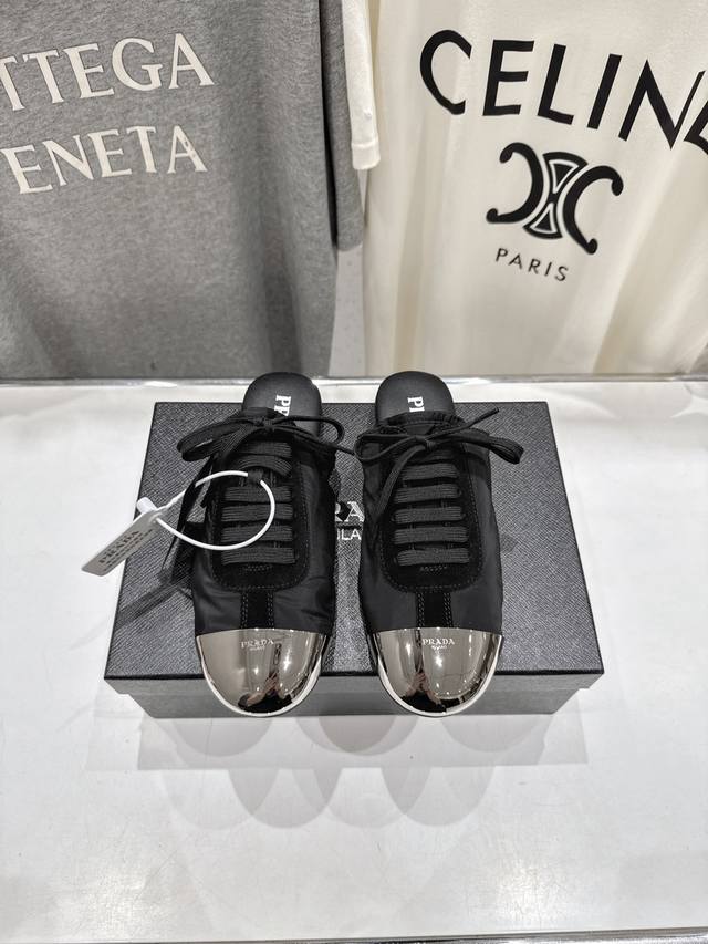 高版本出厂 半拖 Prada*普拉达P家25Ssfw～New新款系带玛丽珍休闲鞋芭蕾舞鞋，低调奢华懒人鞋，富人的不二选择！ 软胶底素有踩云感之称～舒适度百分百