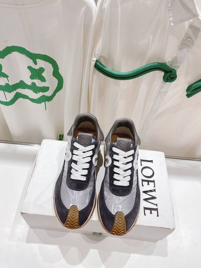 出厂 男码10 情侣款 Loewe罗意威2025Ss新款运动休闲鞋，国外购原板1：1开发，皮革，绒面，丝绸3种材料拼接撞色，Loewe标志性草书字样L与鞋身完美