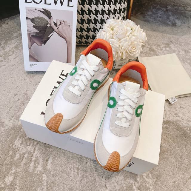 布面出厂 情侣款 Loewe罗意威2025Ss新款运动休闲鞋，国外购原板1：1开发，皮革，绒面，丝绸3种材料拼接撞色，Loewe标志性草书字样L与鞋身完美融合，