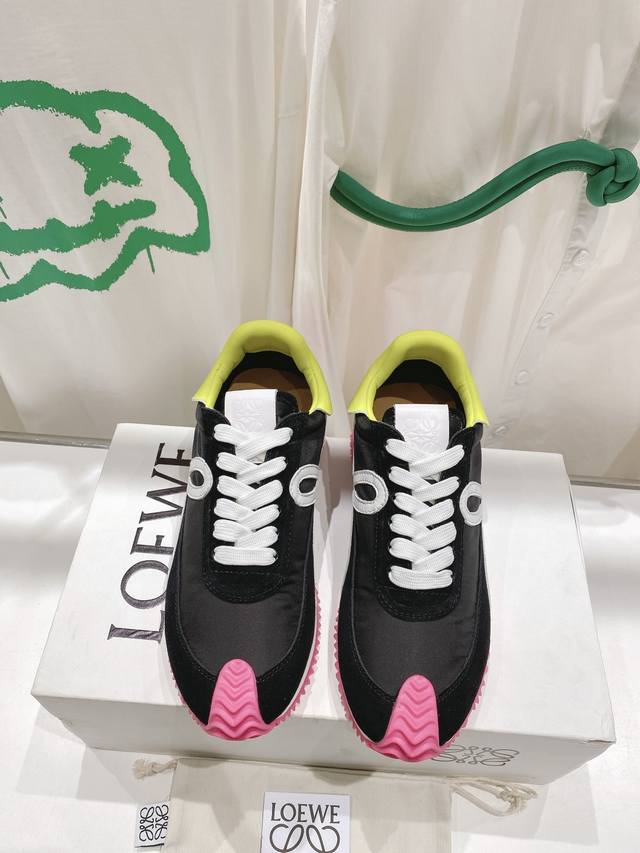 出厂 情侣款 Loewe罗意威2025Ss新款运动休闲鞋，国外购原板1：1开发，皮革，绒面，丝绸3种材料拼接撞色，Loewe标志性草书字样L与鞋身完美融合，多种