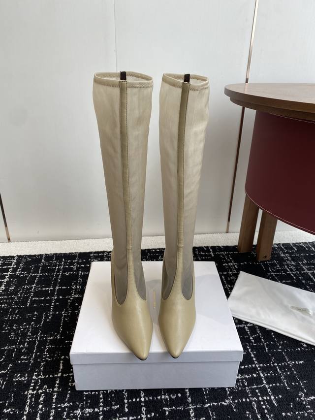代购级短靴520 高靴 The Row 2025极简奢华再一次精准落地 这双 Mesh Knee-High Boots 延续品牌一贯的克制与高定精神，以精致网眼