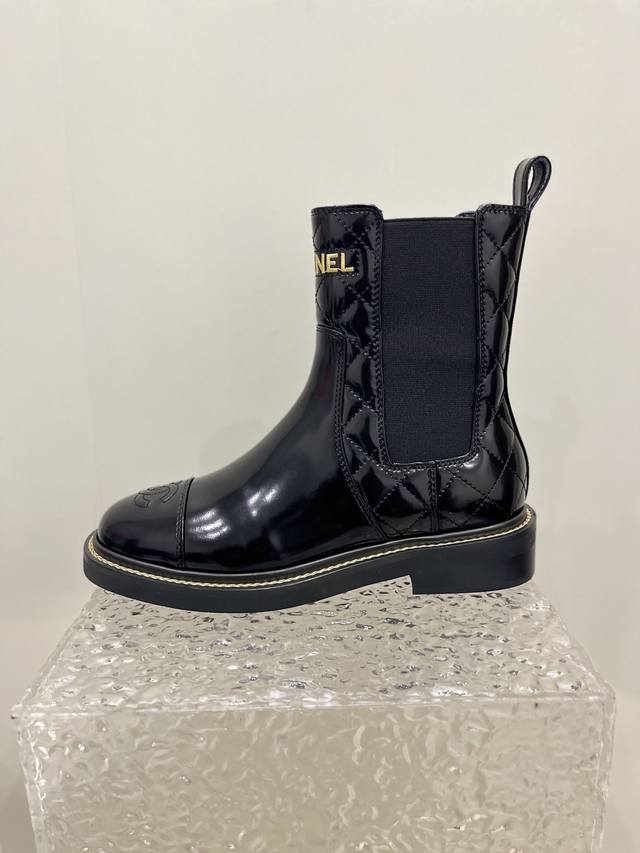 Chanel香奈儿2025小香长靴高靴，本季秋冬季必备单品！！ 香奈儿秋冬重工爆款 小红书力推款，怎么搭配都好看，时髦精必备，香奈儿女士钟爱简约又难以抗拒系搭配