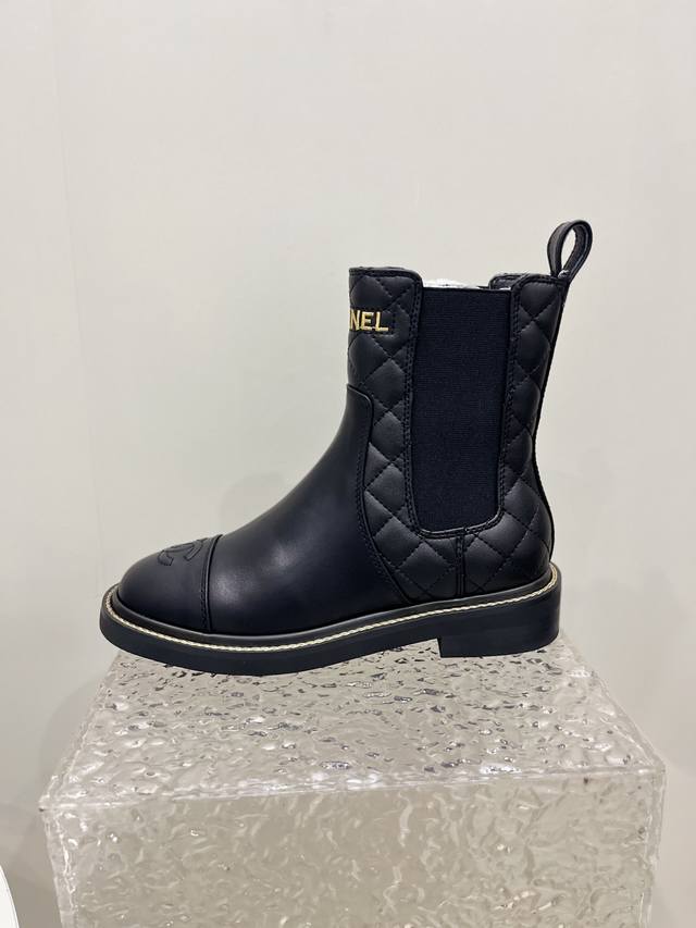 Chanel香奈儿 小香长靴高靴，本季秋冬季必备单品！！ 香奈儿秋冬重工爆款 小红书力推款，怎么搭配都好看，时髦精必备，香奈儿女士钟爱简约又难以抗拒系搭配展现与
