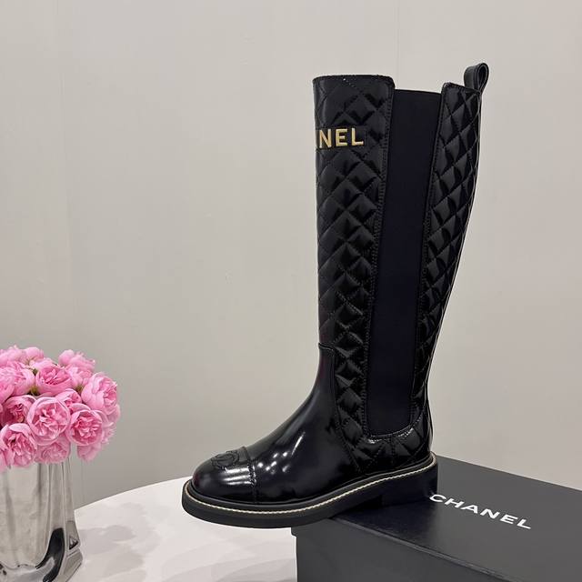 Chanel香奈儿 小香长靴高靴，本季秋冬季必备单品！！ 香奈儿秋冬重工爆款 小红书力推款，怎么搭配都好看，时髦精必备，香奈儿女士钟爱简约又难以抗拒系搭配展现与