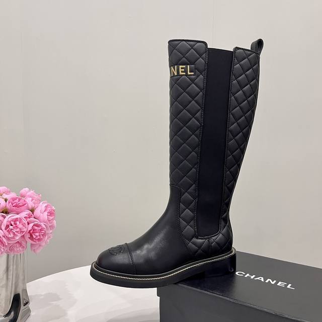 Chanel香奈儿2025小香长靴高靴，本季秋冬季必备单品！！ 香奈儿秋冬重工爆款 小红书力推款，怎么搭配都好看，时髦精必备，香奈儿女士钟爱简约又难以抗拒系搭配