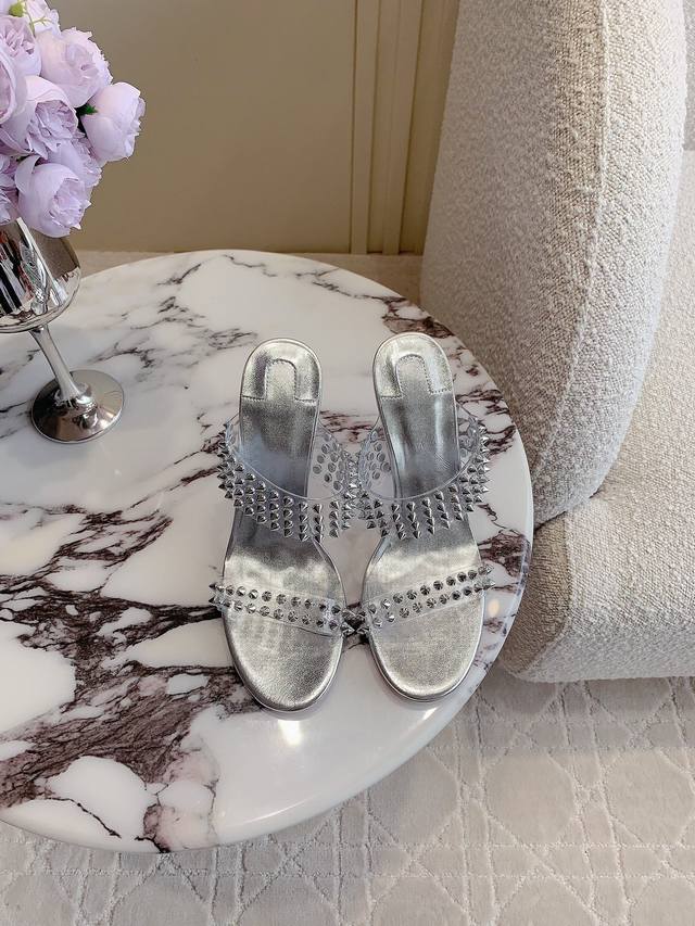 Christian Loubouti* 新款铆钉红底高跟拖鞋 野性与性感之美 流畅的曲线勾勒曼妙风情 尽显性感风姿 万年经典款 鞋面Pvc透明材质原版铆钉 垫脚