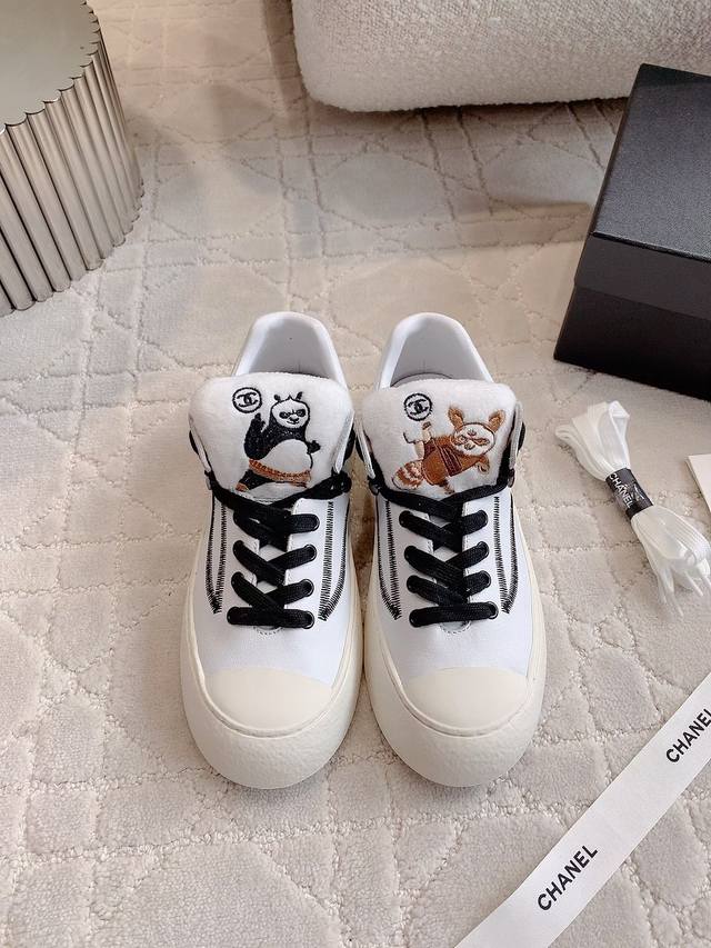 Chane*新款功夫熊猫休闲板鞋 呆萌可爱的刺绣 上脚巨舒服 版型好看到无法挑剔 经典百搭款 鞋面小牛皮 内里垫脚羊皮 原版开模Tpu大底 尺码35-39 40