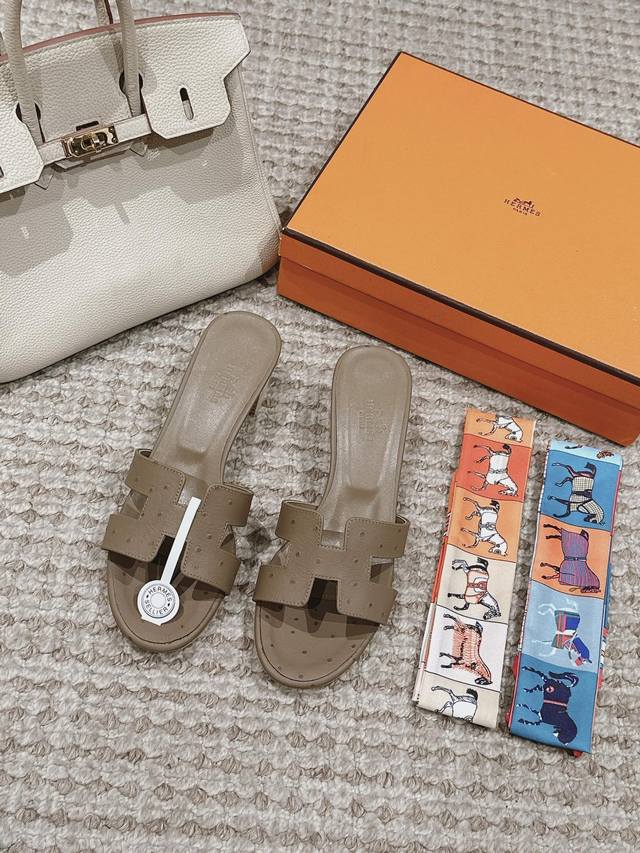 Hermes 爱马仕Oasis凉鞋系列 时尚又百搭 超级舒服 每个细节都做到极致 原版鸵鸟皮 原版1:1独家私模鞋面 原版真皮大底 包装:每对均配两条H家Vip