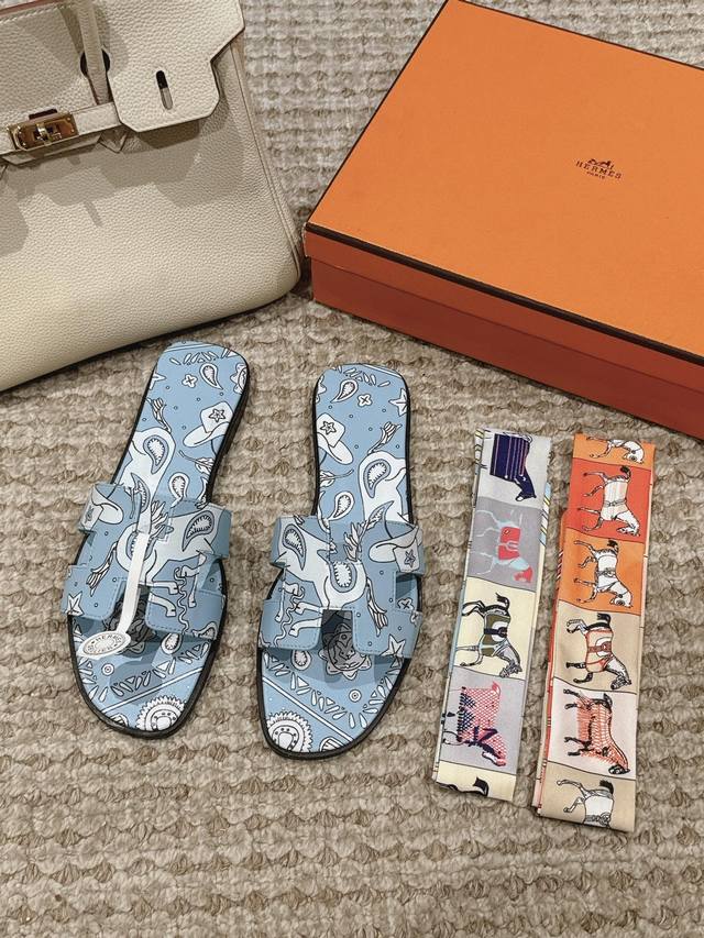 涂鸦系列 Hermes 爱马仕H拖鞋Oran凉鞋系列 时尚又百搭 超级舒服 每个细节都做到极致 原版麂皮 原版1:1独家私模鞋面 原版真皮沿条大底 包装: 每对