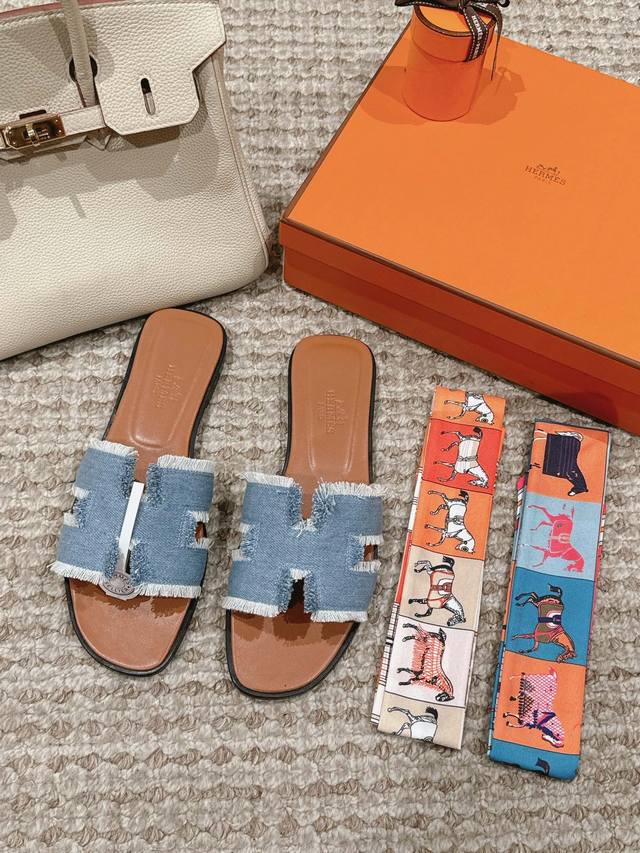 流苏系列 Hermes 爱马仕H拖鞋Oran凉鞋系列 时尚又百搭 超级舒服 每个细节都做到极致 原版麂皮 原版1:1独家私模鞋面 原版真皮沿条大底 包装: 每对
