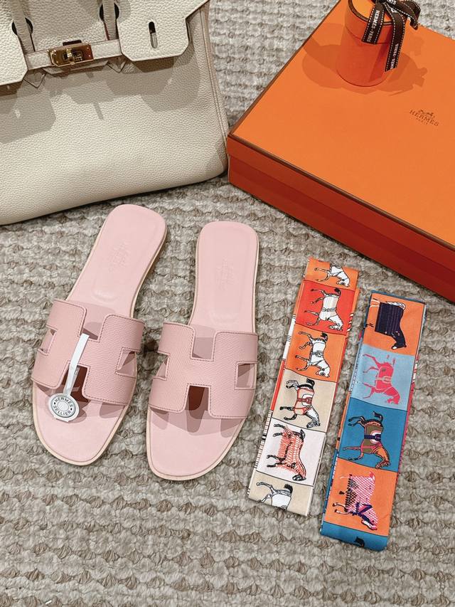 Hermes 爱马仕H拖鞋Oran凉鞋系列 时尚又百搭 超级舒服 每个细节都做到极致 原版麂皮 原版1:1独家私模鞋面 原版真皮沿条大底 包装: 每对鞋均配有两
