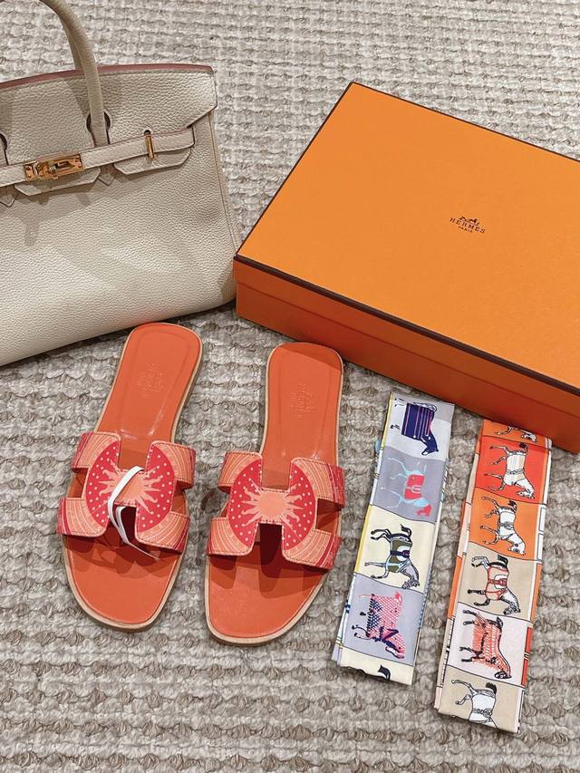 Hermes 爱马仕Oasis凉鞋系列 时尚又百搭 超级舒服 每个细节都做到极致 原版: 印花布 原版1:1独家私模鞋面 原版真皮大底 包装:每对均配两条H家V