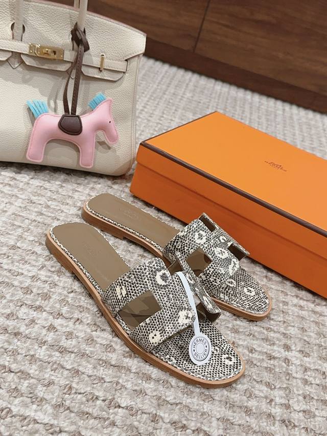 蜥蜴纹 Hermes 爱马仕H拖鞋Oran凉鞋系列 时尚又百搭 超级舒服 每个细节都做到极致 原版麂皮 原版1:1独家私模鞋面 原版真皮沿条大底 包装: 每对鞋