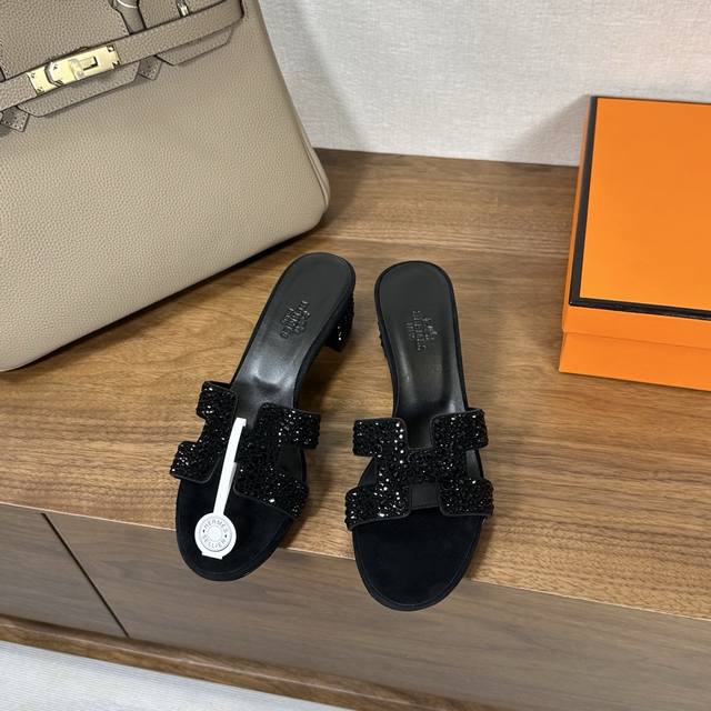 出厂价Pp ，大钻面 Hermes 爱马仕H拖鞋Oran凉鞋系列 时尚又百搭 超级舒服 每个细节都做到极致 原版麂皮 原版1:1独家私模鞋面 原版真皮沿条大底