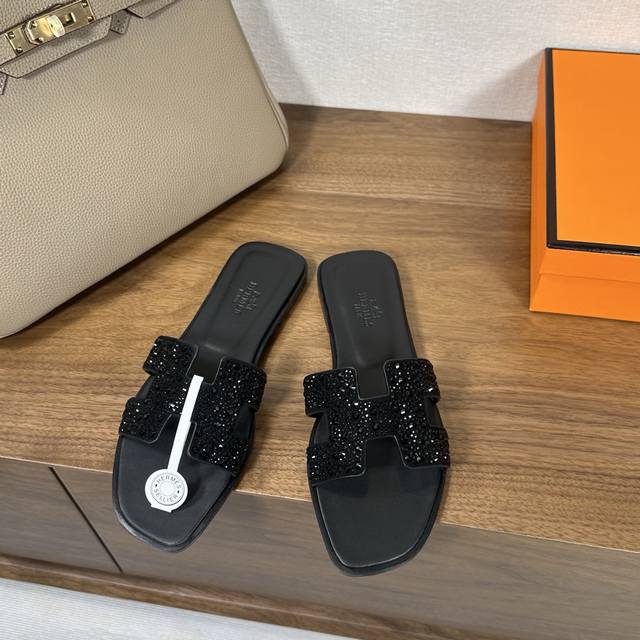 大钻面 Hermes 爱马仕H拖鞋Oran凉鞋系列 时尚又百搭 超级舒服 每个细节都做到极致 原版麂皮 原版1:1独家私模鞋面 原版真皮沿条大底 包装: 每对鞋