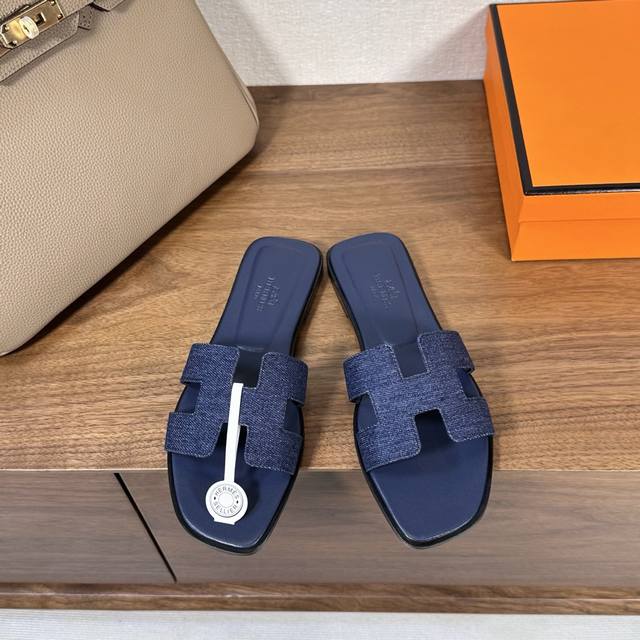 牛仔布 Hermes 爱马仕H拖鞋Oran凉鞋系列 时尚又百搭 超级舒服 每个细节都做到极致 原版麂皮 原版1:1独家私模鞋面 原版真皮沿条大底 包装: 每对鞋
