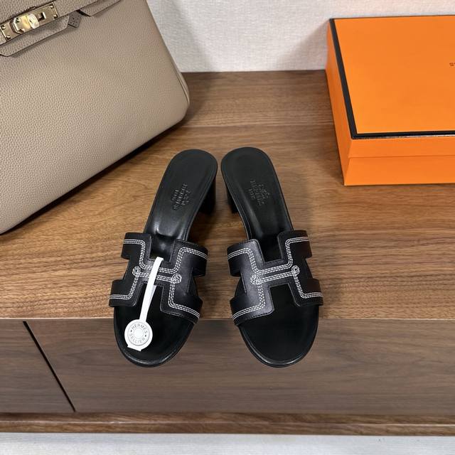 刺绣系列 Hermes 爱马仕H拖鞋Oran凉鞋系列 时尚又百搭 超级舒服 每个细节都做到极致 原版麂皮 原版1:1独家私模鞋面 原版真皮沿条大底 跟高：5Cm