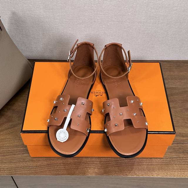 Hermes 经典Santorini 凉鞋 新设计灵感还是遵循传统经典 H 鞋面，搭配精致踝带、可调节系带，适合日常穿着、打造时尚悠闲风格 业内独家专柜一样的珐